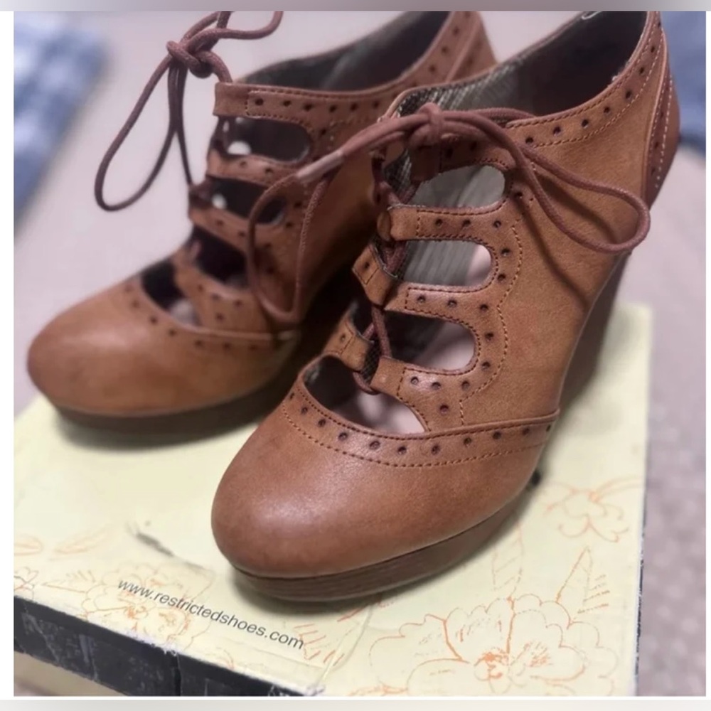 Restricted Brown Cutout Lace-Up Heels – Vintage Inspired Size 7